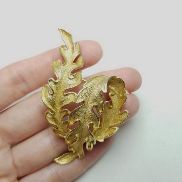 Vintage Lisner Gold Tone Leaf Shape Brooch, Abstract Unisex Design Signed Estate - Picture 1 of 7